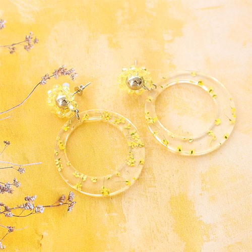 Cre&euml;er statement oorbellen met hangers van resin