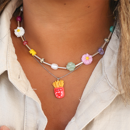 Zo verwerk je hangers en kralen van resin in je sieraden