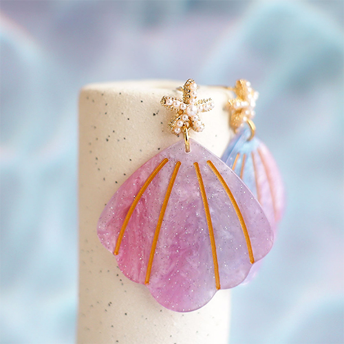 Zo verwerk je hangers van resin en stainless steel bedels in je sieraden