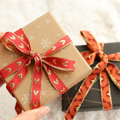 Cre&euml;er unieke armbandjes, sleutelhangers en cadeaus met tekstlint