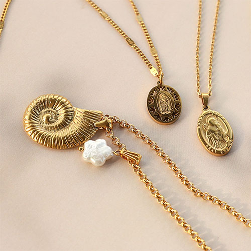 Ontwerp statement kettingen met stainless steel bedels en hangers