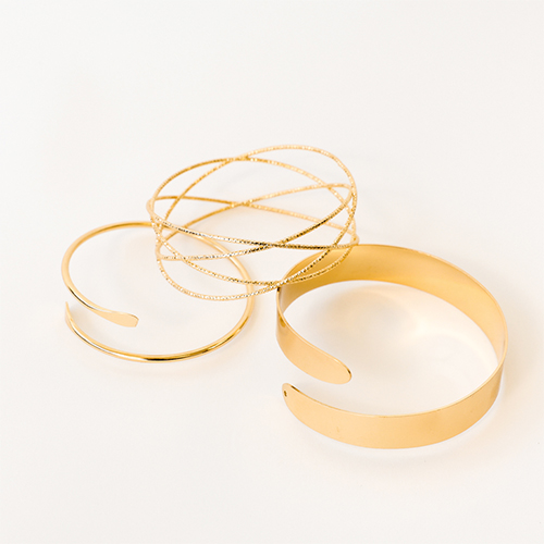 Summer festival vibes met metalen arm cuffs