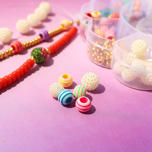 Vrolijke armbanden inspiratie met acryl kralen