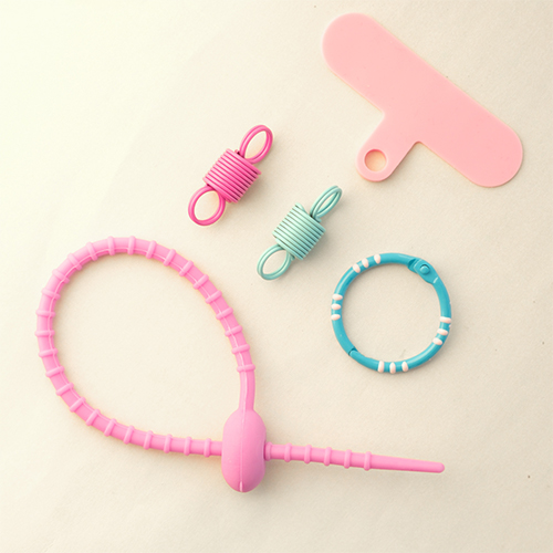 Mix en match onderdelen voor sleutelhangers en telefoonkoorden 