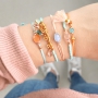 Minimalistische armbandjes met hangers en tussenstukken van crystal glas
