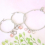 Oorbellen en armbandjes met hangers van crystal glas
