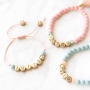 Armbandjes gepersonaliseerd met letterkralen van DQ metaal