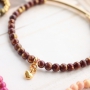 Sieraden met trendkleuren en gouden details van nieuwe jade natuursteen kralen