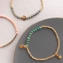 Sieraden met trendkleuren en gouden details van nieuwe jade natuursteen kralen
