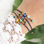 Zie hier hoe je met de evil eye kralen trendy armbandjes maakt: