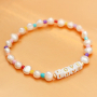 Met acryl letterkralen en zoetwaterparels kun je deze leuke armbanden maken: