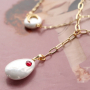 Ga aan de slag en maak de leukste sieraden met de pearl shine schelp items en brass elements zirkonia! 