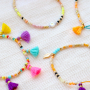 Kleurrijke armbanden maken met 1,5 cm kwastjes, macram&eacute; draad en diverse kralen!