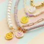 Sieraden inspiratie voor het maken van trendy sieraden met smiley bedels in diverse kleuren