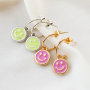 Sieraden inspiratie voor het maken van trendy sieraden met smiley bedels in diverse kleuren